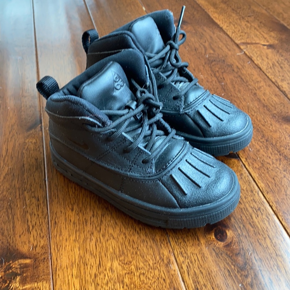 LIKE NEW Nike Woodside 2 High ACG sneakers/ boots